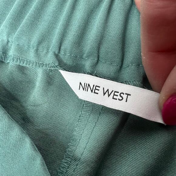 Nine West Women's High Waist Shorts Size M Elastic Pull On Sage Green Pockets - Picture 4 of 8